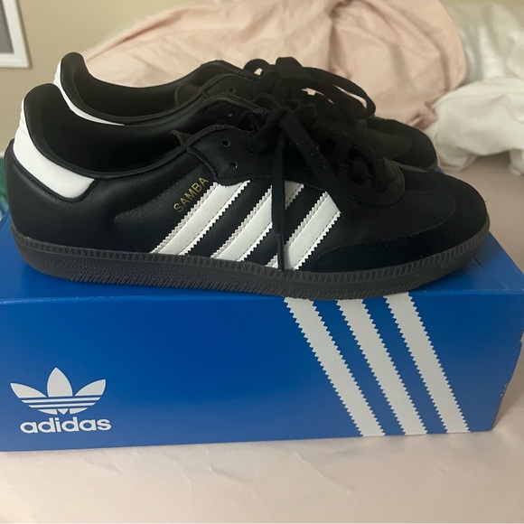 Barely worn Adidas Sambas size 8 (F 41 1/3) - Picture 1 of 2